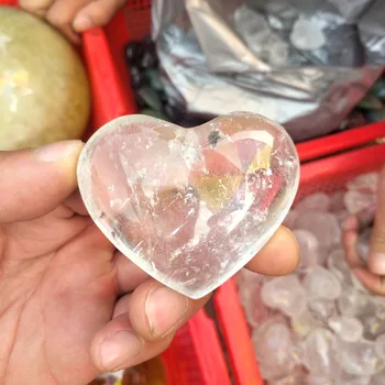 Gamtos Skaidri kvarco akmens, poliruoto aišku kristalų širdies